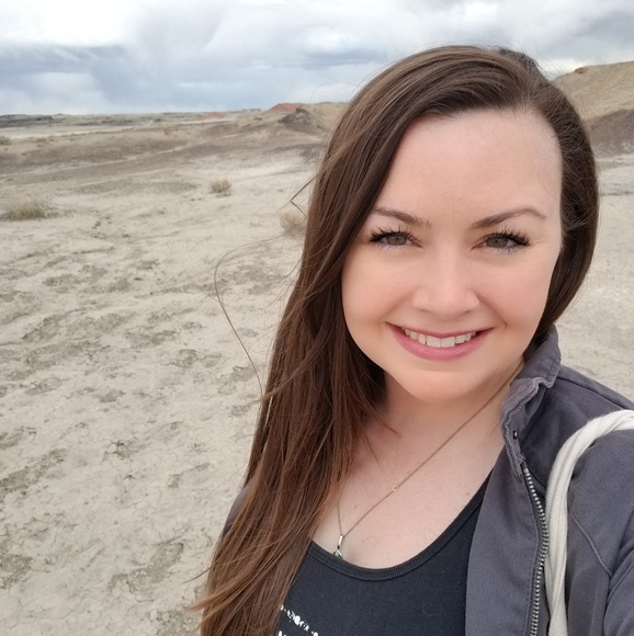 Meet your Posher, Courtney - Picture 2 of 2